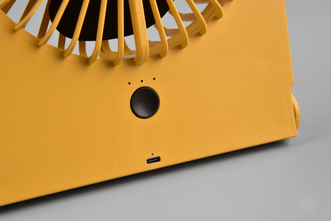 Ventilatore da tavolo a batteria Trio Lighting Breezy 3 velocitu00e0 USB-C giallo brillante - R044-83 02